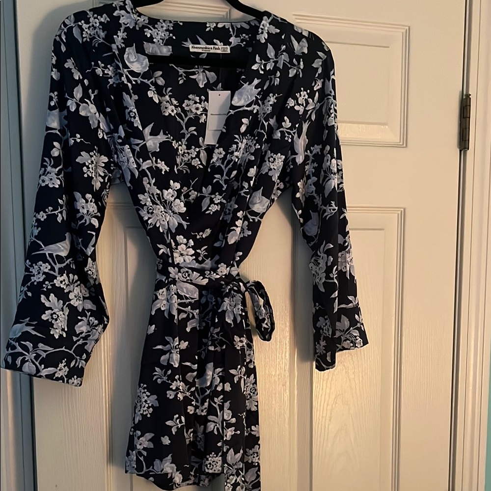 NWT blue with white/light flower print robe XXS/XS